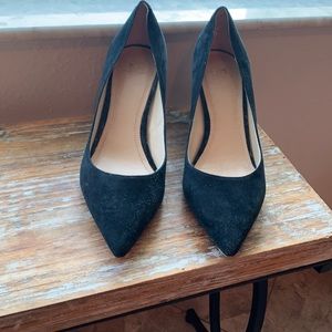 Black suede pointed chunky heel pumps
